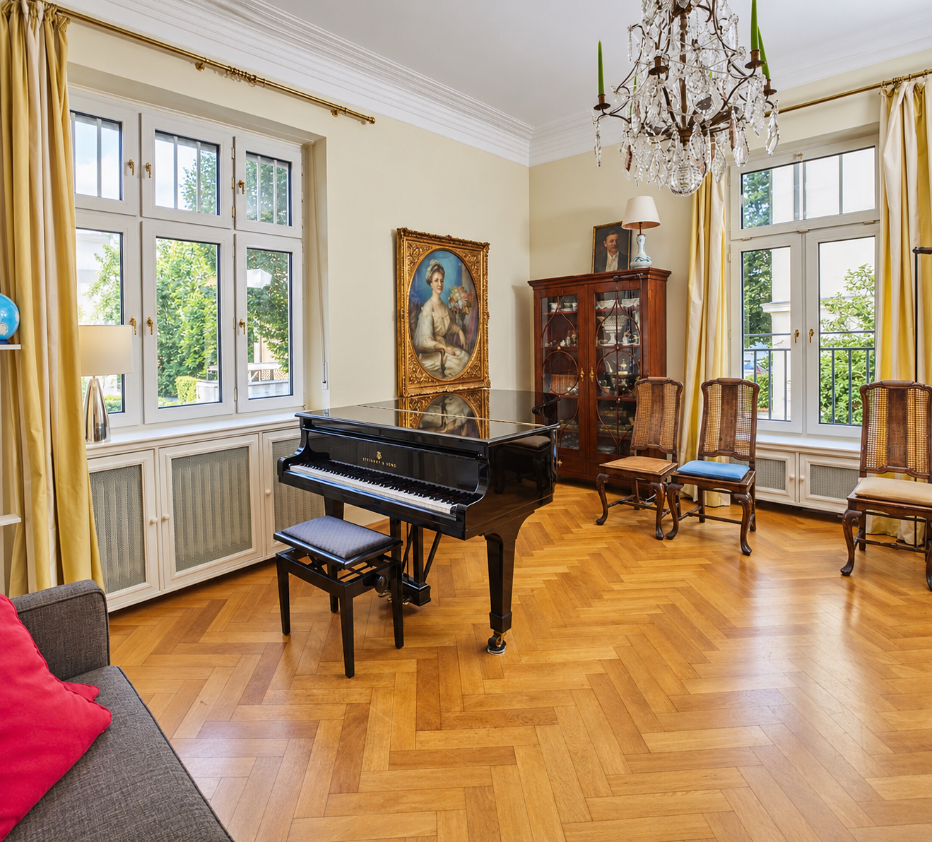 Altbau mit Stuck und 3,50 m Decken – 124 m², 4 Zimmer, möbliert, Altbogenhausen: Altbau-Salon mit Flügel, Kronleuchter, hohen Fenstern und Fischgrätparkett
